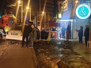 Direksiyon hakimiyetini kaybeden sürücü tramvay hattının elektrik direğine çarparak durabildi