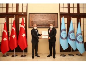 Yalçın Topçu: “Türk’ün Bayrağı Asla İndirilemez”