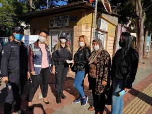 Payas’ta Polis Kadına Şiddetinin Önlenmesi İçin Broşür Dağıttı