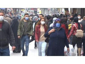 Bakan Koca’nın Dikkat Çektiği Gaziantep’te Vatandaşlar Sokaklarda