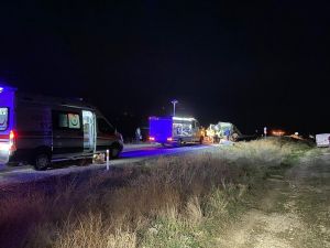 Afyonkarahisar’da Yolcu Otobüsü İle Kamyonet Çarpıştı: Yaralılar Var