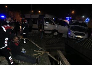 Adana’da İşçi Servisi İle Hafif Ticari Araç Çarpıştı: 4 Yaralı