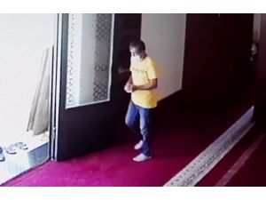 İmamın Telefonunu Çalan Hırsız Önce Güvenlik Kamerasına Yakalandı