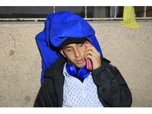 Bıçaklanan Genç, Cep Telefonuyla Ailesini Arayıp Haber Verdi