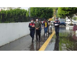 Turistlere uyuşturucu satan 4 şüpheli yakalandı