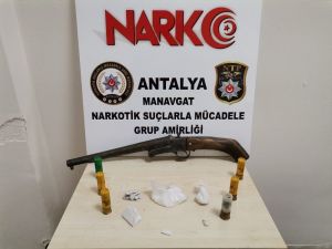 Kısıtlama gününde durdurulan araçta uyuşturucu ve tüfek ele geçirildi