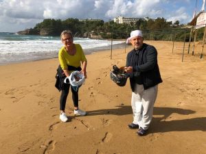 Alanya’da temiz çevre isteyen evli çift, plajda çöp topladı