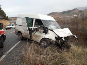 Çal’da İki Ticari Araç Kafa Kafaya Çarpıştı: 1’i Ağır 2 Yaralı