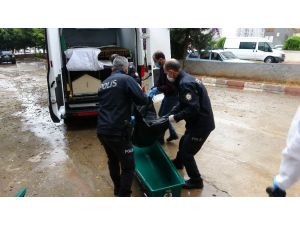 Birlikte Yaşadığı İddia Edilen Kadını Öldürdü, 2 Gün Cesedi Başında Bekledi