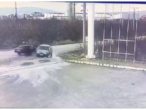 2 Otomobilin Çarpıştığı Kaza Anı Kamerada