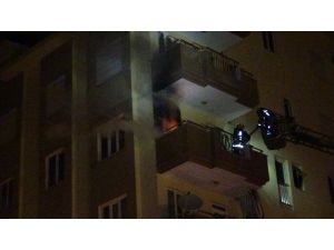Balkonda yanan odun ve kömürler mahalleliyi sokağa döktü