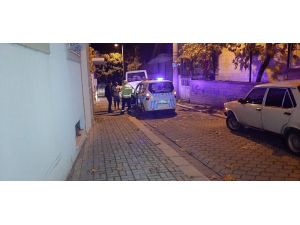 Freni Boşalan Minibüs Otomobil Ve Duvara Çarparak Durabildi