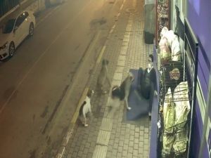 Sokak köpeklerinin saldırısıyla yere düştü, saldırıyı tekmeleriyle savuşturdu