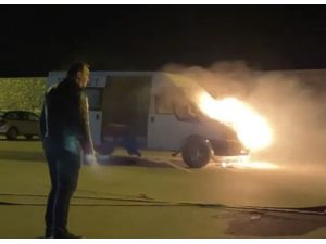 Hatay’da Park Halindeki Minibüs Alev Alev Yandı