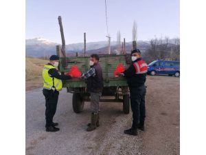 Jandarma Traktör Sürücülerine Reflektör Dağıttı