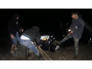 3 kafadarın sahilde safari keyfi, arabanın kuma çakılmasıyla son buldu