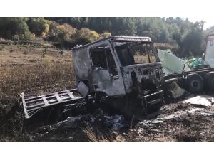 Antalya-Isparta yolunda devrilen sebze yüklü tır alev alev yandı