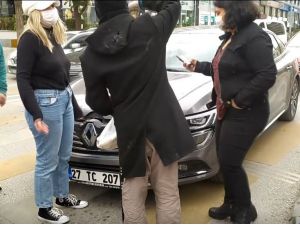 Işıklarda Duran Genç Kızın Aracına Çarpıp Kaçtı