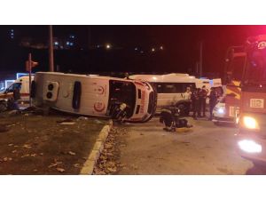 Çiçeği Burnunda Anneyi Taşıyan Ambulans Personel Servisiyle Çarpışıp Devrildi: 14 Yaralı