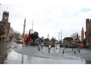 Kısıtlama yağışlı havayla birleşince Antalya sessizliğe büründü