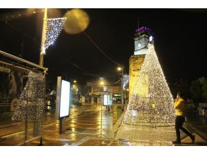 Yılbaşı gecesi kısıtlamaya rağmen Antalya’da cadde ve sokaklar ışıklandırıldı