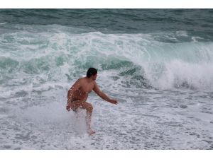 Kısıtlama nedeniyle boş kalan sahilde iki Rus turistin deniz keyfi