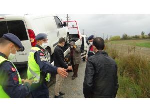 Kısıtlamada jandarmadan kaçarken kaza yaptılar, 19 bin lira ceza yediler