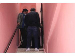 Anne Ve Babasını Rehin Aldı, Oturdukları Evi Ateşe Verdi