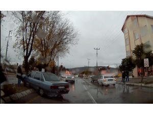 Dikkatsiz Sürücünün Kaza Anı Kameraya Yansıdı