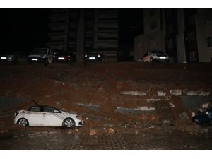 Kahramanmaraş’ta İstinat Duvarı Çöktü: 3 Araç Zarar Gördü