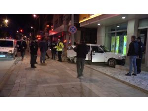 Sokağa Çıkma Kısıtlamasında Polisin “Dur” İhtarına Uymadı, Kaçarken Bankaya Daldı