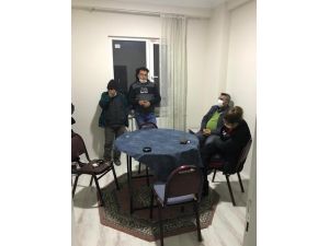 Polis Baskın Yapınca Kumar Oynadıkları Parayı Banyoya Sakladılar