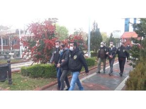 Isparta’da Kendilerini Polis Olarak Tanıttıkları Kişileri 250 Bin Lira Dolandıran 4 Şüpheli Tutuklandı