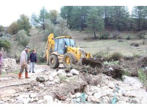 Kaş’ta belediye ekipleri zarar gören bölgede