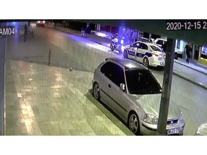 Polisten Kaçarken Bankaya Dalan Otomobil Güvenlik Kameralarına Yansıdı