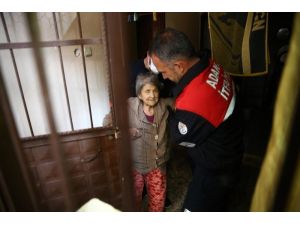 Görme Engelli Yaşlı Kadını Can-kur Ekipleri Kurtardı