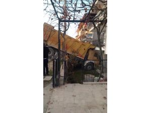 Freni Boşalan Hafriyat Kamyonu Ev Ve Yol Arasında Asılı Kaldı