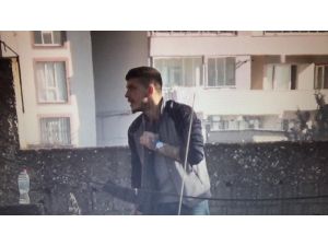 Önce Bir Otomobili Kurşunladı, Sonra Tüfeği Kendisine Doğrulttu