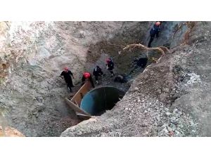 Adana’nın Sarıçam İlçesine Bağlı Suluca Mahallesi’nde Kuyunun Çökmesi Sonucu 2 Kişi Toprak Altında Kaldı. İtfaiye Ekipleri Bölgede Kurtarma Çalışması Başlattı.