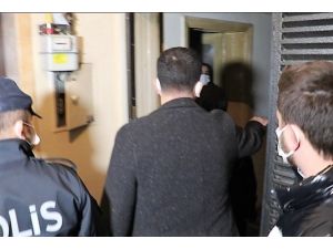 Abileriyle Tartıştı, Binanın Dışından Geçerek Yan Daireye Sığındı