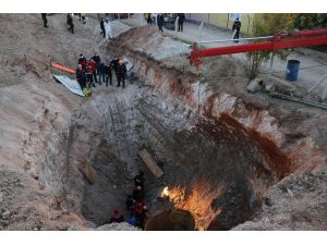 Kuyu Açarken Göçük Altında Kalan 1 Kişi Kurtarıldı, Diğerini Kurtarma Çalışması Sürüyor
