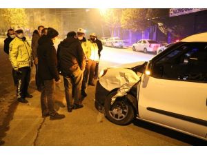 Polis Aracına Çarpan Şahısların ‘Şoför Benim’ Tartışması