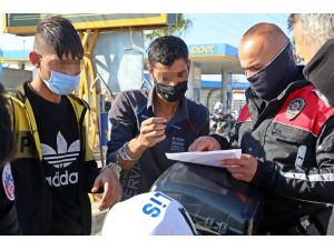 Kısıtlama ihlalinin ceza makbuzunu elleri kelepçeli imzaladılar