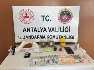 Turistlere uyuşturucu satan şüpheliye jandarma baskını