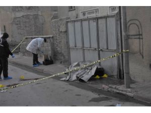 Boşanma Aşamasındaki Karısını Sokakta Öldürüp İntihar Girişiminde Bulundu