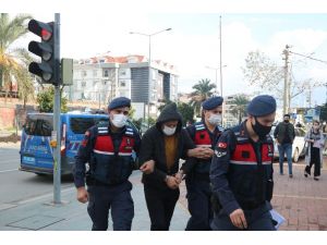Boğazına bıçak dayadığı Rus turisti cinsel taciz bulunup gasp etti