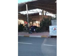 Sürücülerin kaldırımdaki trafik kavgası cep telefonu kamerasında