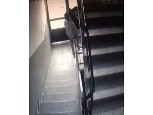 Depodan eşya çalıp çıkarken apartman yöneticisine selam verdi