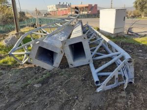 Düziçi’nde Damperi Açılan Kamyon Eds Direğini Yıktı