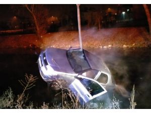 Nehre Düşen Otomobilden Son Anda Kurtarıldı